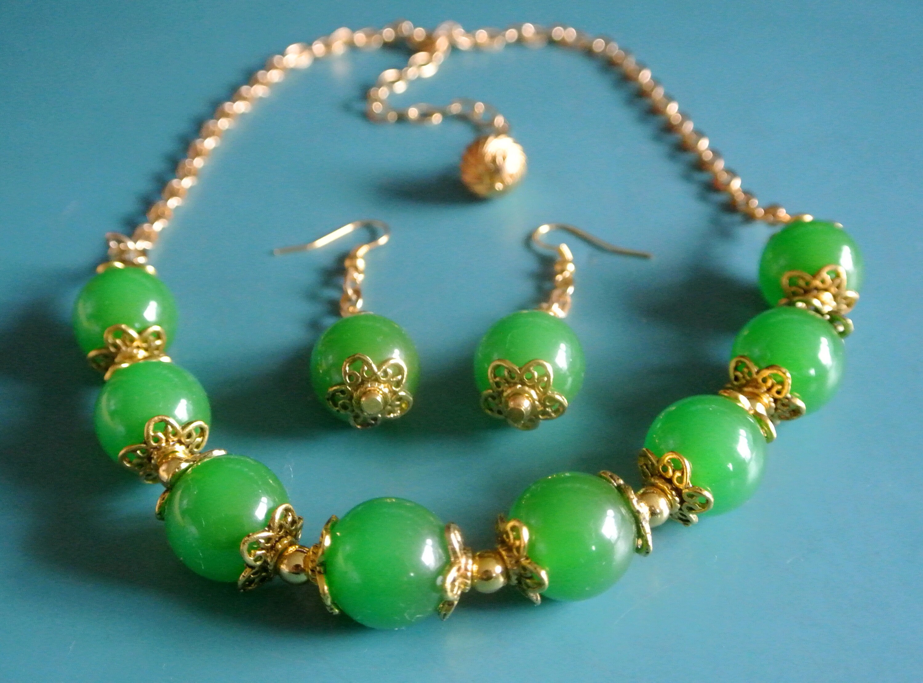 Unique one-of-a-kind necklace of ball chain with one large round flamy swirled grassgreen genuine tested vintage 1950s bakelite bead