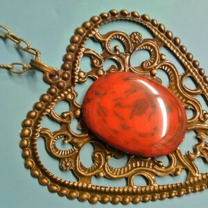 Collar colgante con genuina cosecha probada de la década de 1950 arremolinada de color rojo / negro cabujón de plástico de baquelita probado y corazón de bronce de color antiguo