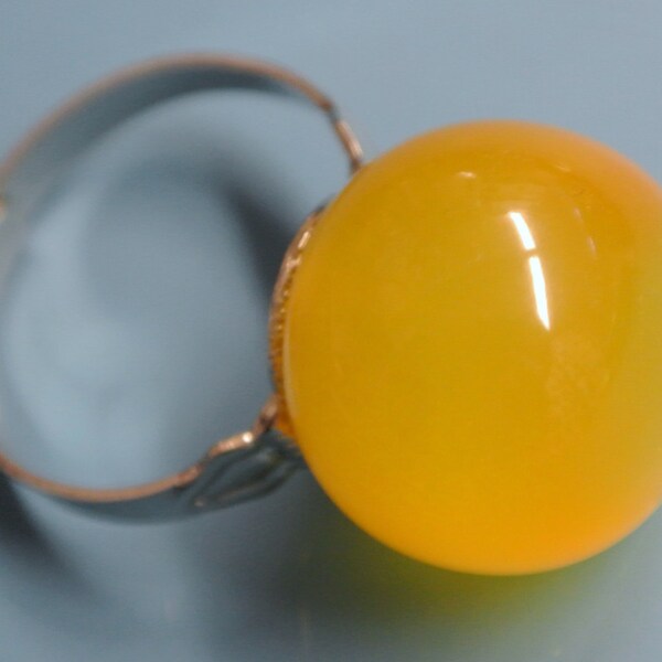 Adjustable silvercolor metal  ring with genuine vintage 1950s light yellow moonglow plastic ball bead