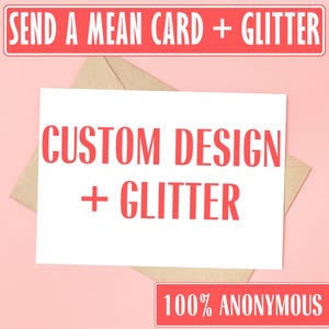 Könnte beinhalten: Eine weiße Karte mit dem Text "CUSTOM DESIGN + GLITTER" in Rot, platziert auf einem braunen Umschlag. Die Worte "SEND A MEAN CARD + GLITTER" und "100% ANONYMOUS" sind rot auf rosa Hintergrund.