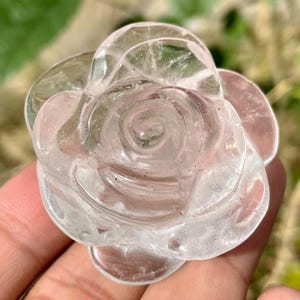 Rosa de cristal de cuarzo blanco natural: piedra curativa tallada a mano