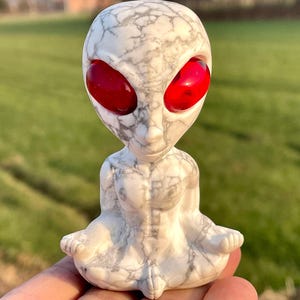 3.1&#39;&#39;+ Hand carved Aliens,Crystal Alien skull, skull,howlite  Alien skull,Crystal skull,howlite skull,Home Decoration Gifts, random 1pc