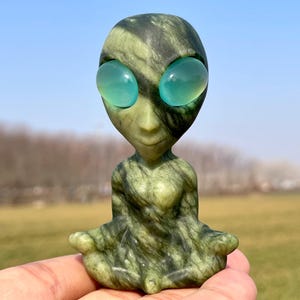 3.1&#39;&#39;+ Hand carved Aliens,Crystal Alien skull, skull,Green jade Alien skull,Crystal skull,Crystal skull,Home Decoration Gifts, random 1pc
