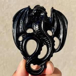 3,1 ''+ Dragon en obsidienne naturelle, crâne de dragon mouche sculpté à la main, crâne de dragon en cristal, crâne en cristal de quartz, cadeaux de décoration pour la maison, aléatoire 1 pc