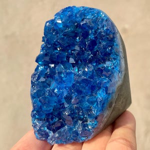 Blå kvartskristallgeod: Mineralprov, helande gåva