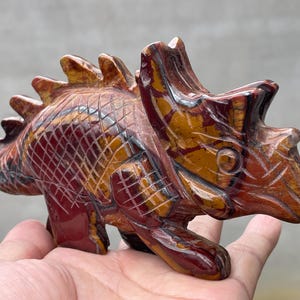 Teschio di triceratopo in pietra naturale occhio di tigre rossa da 6,3&#39;&#39;, teschio di cristallo di quarzo, teschio di dinosauro intagliato a mano, teschio di cristallo, regali per la decorazione della casa/pz.