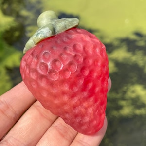 2.9&#39;&#39;+ Red smelting stone strawberry,Crystal skull, Quartz strawberry,Crystal gifts,Home Decoration Gifts,crystal gift,healing random 1pc