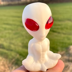 3.1&#39;&#39;+ Hand carved Aliens,Crystal Alien skull, skull,White jade Alien skull,Crystal skull,Crystal skull,Home Decoration Gifts, random 1pc