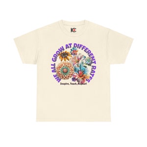 Wir wachsen alle unterschiedlich schnell. T-Shirt, Sonderpädagogik-Lehrer-T-Shirt, Geschenk für Lehrer, Kindergarten-Grundschule, florales T-Shirt