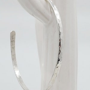 Meredith Handgemachter Sterling Silber Offener Armreif
