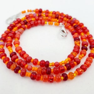 Cadena de cordón/insignia/máscara con cuentas rojas y naranjas hechas a mano
