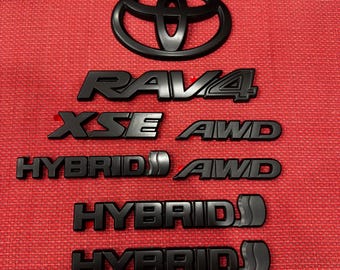 Zestaw nakładek na emblematy Toyota RAV4 XSE Hybrid 2019-2025 w kolorze matowej czerni (Blackout) PT948-4219B-02