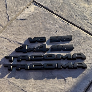 Toyota Tacoma 2016-2023 5PCS czarny zestaw nakładek emblematów. PT948-34181-02 - SR5 V6