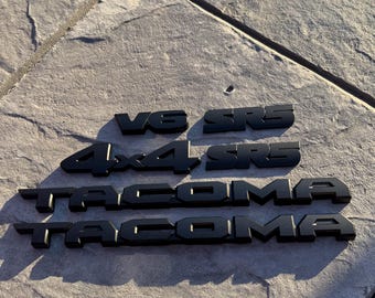 Zestaw nakładek emblematów w kolorze czarnym, 6 szt., do modelu Toyota Tacoma SR5 4x4 v6 z lat 2016–2024.