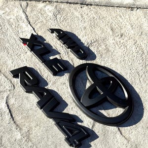 4 emblemas superpuestos RAV4 XLE AWD en negro mate para Toyota Rav4 2019-2025
