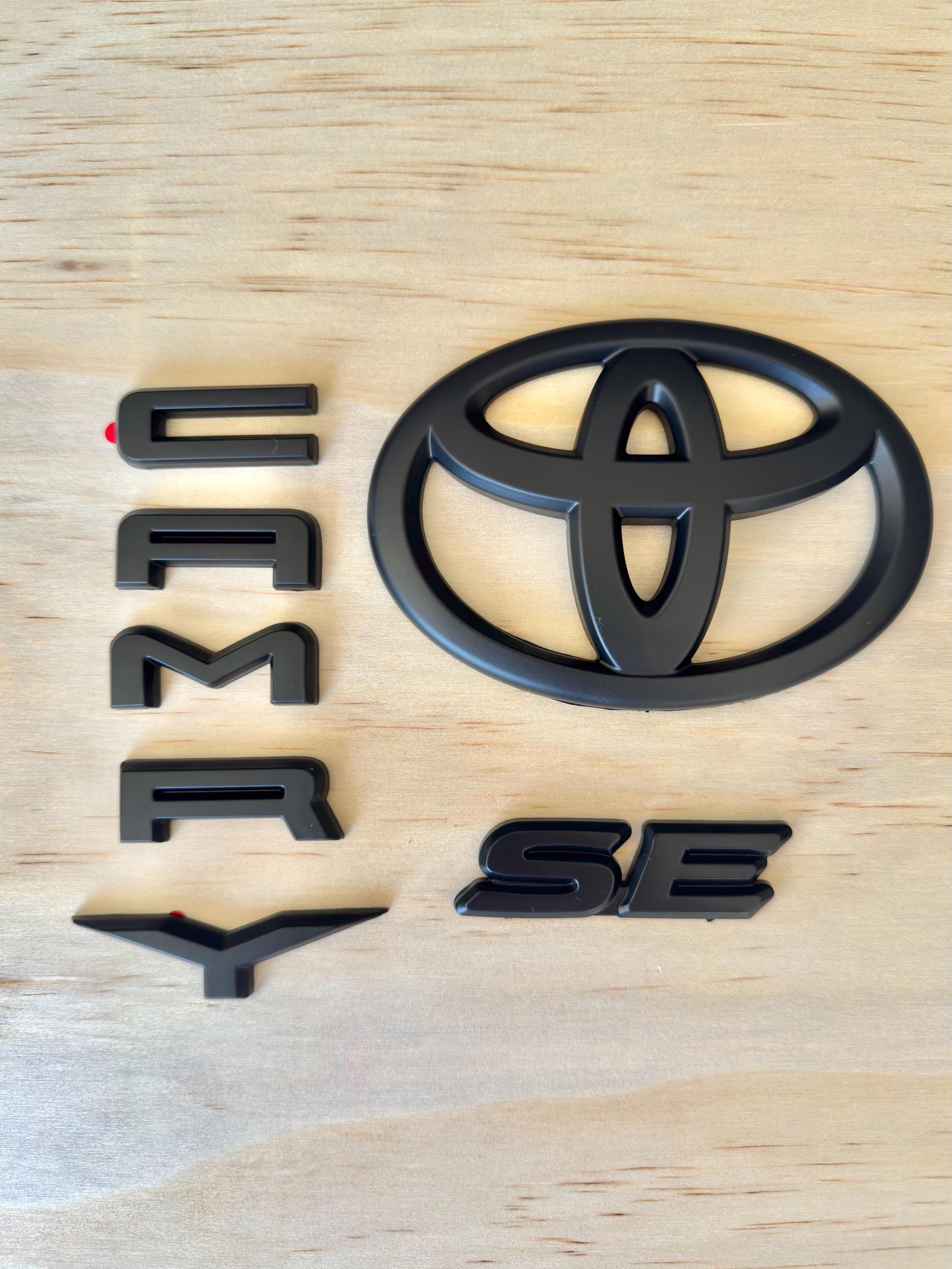 Blackout Emblem Overlays Für Toyota Camry SE 2018-2019 – Schwarze Emblem-Abdeckungen Von Southeast Toyota
