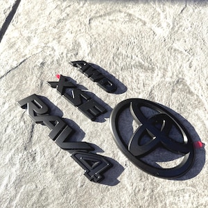 4 emblemas superpuestos RAV4 XSE AWD en negro mate para Toyota Rav4 2019-2025