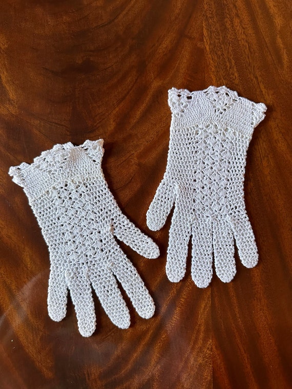 Vintage White Hand Crocheted Gloves - image 5