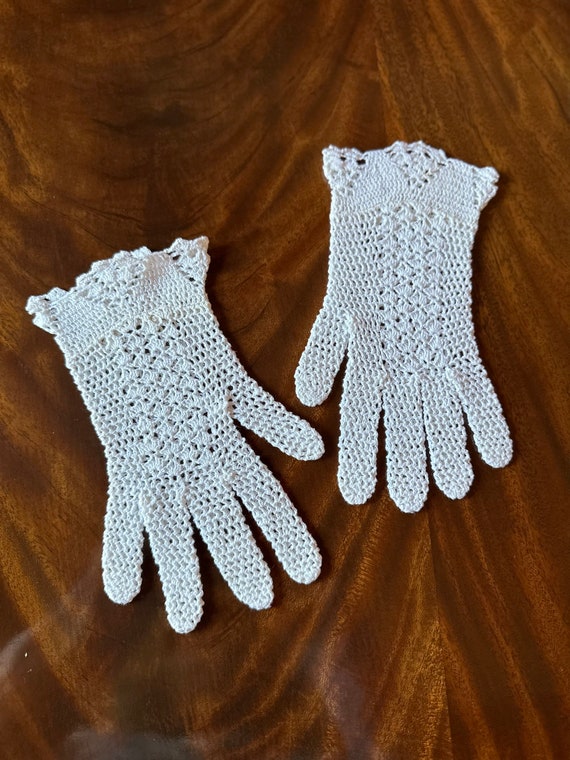 Vintage White Hand Crocheted Gloves - image 4