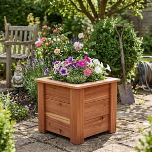 Könnte beinhalten: Ein quadratischer Pflanzkasten aus Holz mit natürlichem Zedernholz-Finish, bestehend aus horizontalen Lamellen und stabilen Eckpfosten. Der Kasten ist mit einer leuchtenden Anordnung aus violetten, rosa und weißen Petunien gefüllt.