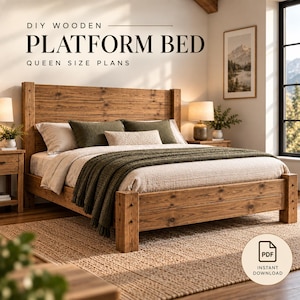 Puede incluir: Una estructura de cama de plataforma de madera con cabecero y piecero altos, con tablones horizontales y veta de madera visible. El texto dice DIY WOODEN PLATFORM BED QUEEN SIZE PLANS y PDF INSTANT DOWNLOAD. Incluye ropa de cama.