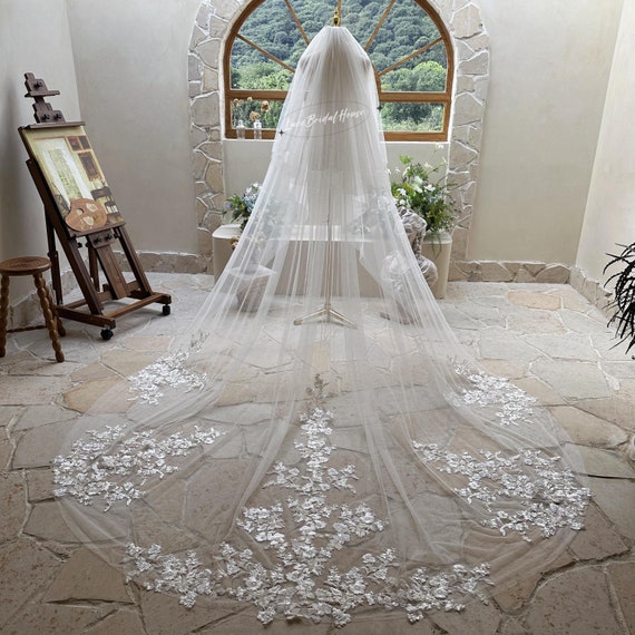 Two-tier Veil With Tulle Flowers Two-tier Veil With Tulle Flowers