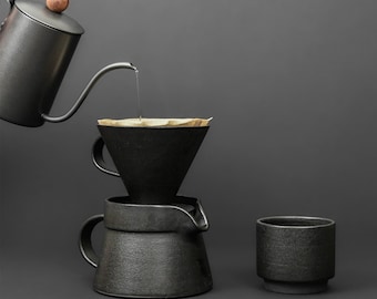 Pour Over Kaffee-Set | Kanne 400ml / 13.5 oz mit 2 Tassen & Tropfenfänger | Schwarz glasiertes Steingut | Handgefertigte Keramik | VORBESTELLUNG