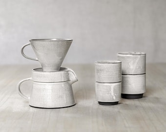 Pour Over Kaffee-Set | Kanne 400ml / 13.5 oz mit 2 Tassen & Tropfenfänger | Weiß glasiertes Steingut | Handgefertigte Keramik | VORBESTELLUNG