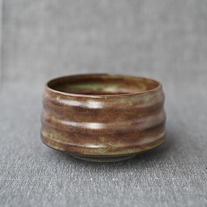Bol à matcha CHAWAN | forme ondulée | 550 ml / 18,5 onces | brun-vert |  céramique faite main en grès |  en STOCK
