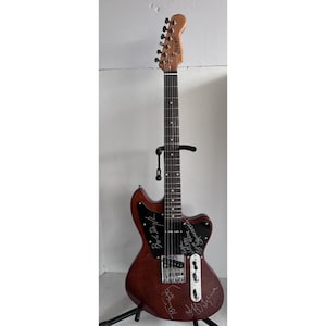 vintage electric guitar signed by George Harrison Tom Petty Roy Orbison Bob Dylan Jeff Lynne the Traveling Wilburys with proof