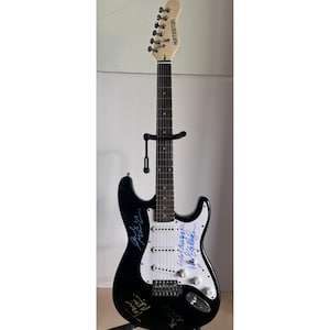 Oasis Liam and Noel Gallagher complete band signed Stratocaster full size electric guitar signed with proof