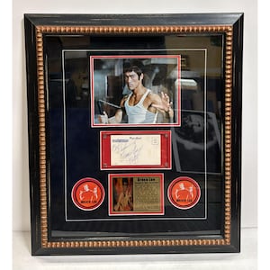 Bruce Lee, um verdadeiro ícone nas artes marciais, cartão postal vintage assinado e inscrito com moldura de qualidade de museu