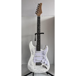 Noel Gallagher Oasis stratocaster electric guitar full band signed with proof