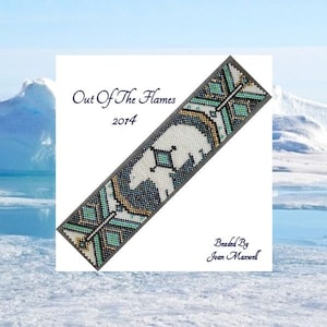 Op de afbeelding: Een kralenarmband met een geometrisch patroon in tinten blauw, groen, wit en goud. De armband heeft de titel "Out Of The Flames 2014" en is gemaakt door Joan Maxwell.