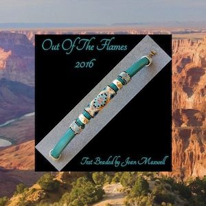 Può includere: Un braccialetto di perline turchesi con accenti dorati e un motivo geometrico. Il braccialetto è posizionato su uno sfondo di paesaggio di canyon. Il testo "Out Of The Flames 2016" e "Test Beaded by Joan Maxwell" è anche visibile.