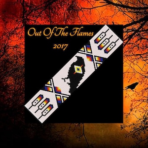 Puede incluir: Un brazalete de cuentas con un diseño en blanco y negro, que presenta un pájaro y patrones geométricos. El brazalete es blanco con cuentas rojas, amarillas, azules y negras. El texto "Out Of The Flames 2017" se muestra sobre el brazalete.