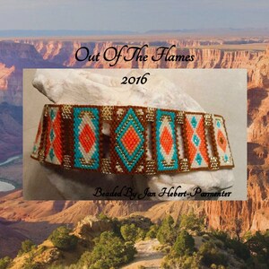 Op de afbeelding: Een geperst choker-ketting met een geometrisch patroon in tinten bruin, turquoise, wit en oranje. De ketting is gemaakt met kralen en heeft een zilverkleurige metalen sluiting. De tekst "Out Of The Flames 2016" wordt boven de ketting weergegeven, en de tekst "Beaded By Jan Hebert-Parmenter" wordt onder de ketting weergegeven.