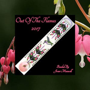 Peut inclure: Un bracelet blanc en perles avec un motif de colibri, des fleurs roses et des feuilles vertes. Le bracelet a un fermoir argenté et est étiqueté "Out Of The Flames 2017" et "Beaded By Joan Maxwell".