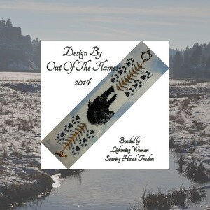 Könnte beinhalten: Ein weißes Perlenarmband mit einem schwarzen Wolf-Design, goldenen Perlen und dem Text "Design By Out Of The Flames 2014". Gefertigt von Lightning Woman, Soaring Hawk Traders.
