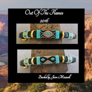 Puede incluir: Un brazalete de cuero negro con una banda de cuentas turquesa, negra y dorada. El brazalete tiene un patrón geométrico y el texto "Out Of The Flames 2016" es visible sobre el brazalete. El texto "Beaded by Joan Maxwell" es visible debajo del brazalete.