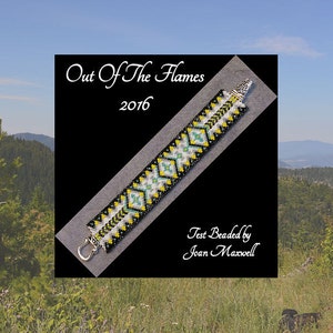 Könnte beinhalten: Ein Perlenarmband mit einem geometrischen Muster in Gelb, Weiß, Schwarz und Türkis. Das Armband wird auf einer grauen Oberfläche vor schwarzem Hintergrund präsentiert. Der Text "Out Of The Flames 2016" und "Test Beaded by Joan Maxwell" ist ebenfalls sichtbar.