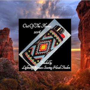 Pode incluir: Uma capa para isqueiro de contas pretas, azuis, amarelas, cor-de-rosa e laranja com um padrão geométrico. A capa é etiquetada como "Out Of The Flames 2014" e "Beaded by Lightning Woman-Soaring Hawk Traders".