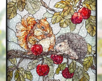 Könnte beinhalten: Glasfenster mit einem Eichhörnchen und einem Igel auf einem Ast mit roten Äpfeln und grünen Blättern. Das Kunstwerk ist schwarz gerahmt und enthält das Wort "Name" in Schreibschrift.