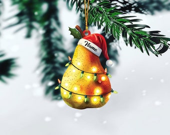 Könnte beinhalten: Ein birnenförmiger Weihnachtsbaumschmuck mit einer roten Weihnachtsmannmütze und einer Lichterkette. Der Schmuck ist mit dem Wort "Name" auf der Mütze verziert.