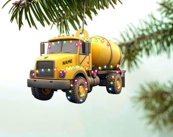 Könnte beinhalten: Gelber Betonmischer-Weihnachtsbaumschmuck mit bunten Lichtern. Der LKW hat den Schriftzug "NAME" an der Seite.