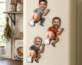 Könnte beinhalten: Drei neuartige Kühlschrankmagnete mit Cartoon-Körpern und realistischen menschlichen Gesichtern. Jede Figur ist in einer Laufpose dargestellt, wobei ein hervorstehendes, 3D-artiges Gesäß eine weiße Wolke ausstößt. Eine Figur trägt ein graues T-Shirt mit dem Text DADS FARTS ROCK.