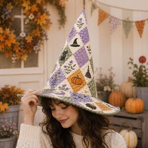 Quilted Witch Hat Autumn Halloween Costume Accessory Patchwork Wizard Cap Pumpkin Broomstick Cat Motif Fall Festival Cosplay Gear Thwh-54