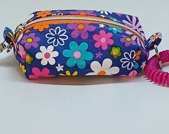 Itty Bitty Floral Boxy Bag schoudertasje portemonnee met bloemenritssluiting, draaibare haak en spiraalarmband