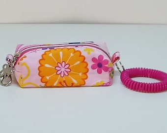 Itty Bitty - Portefeuille rose à fleurs avec fermeture à glissière, crochet pivotant et bracelet hélicoïdal