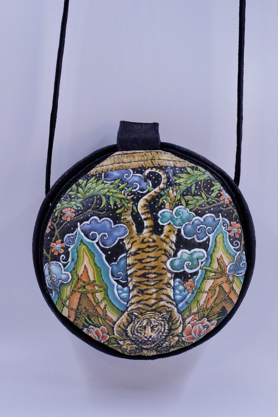 Vertical Tiger (Round Bag)